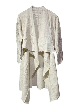 This unique jacket draws inspiration from kinetic sculptures. Its texture is both original and elegant, with a crepe-like feel that is effortlessly chic. It's also wrinkle-resistant, yet still soft and warm to the touch. The jacket boasts one button closure and long sleeves.