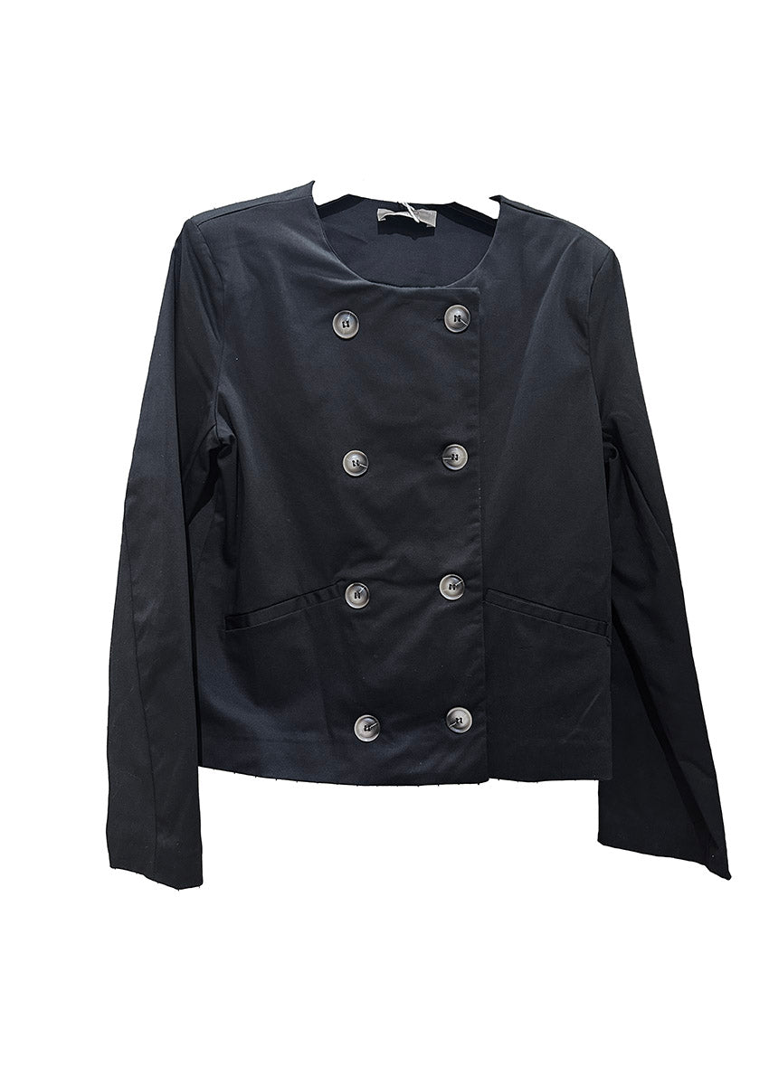 This city blazer is inspired by military jackets and boasts 8-button closure, a round neckline, and a short yet feminine silhouette. It also comes equipped with 2 frontal pockets and long sleeves, perfect for any season.