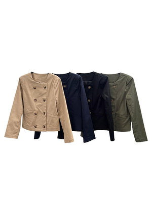 This city blazer is inspired by military jackets and boasts 8-button closure, a round neckline, and a short yet feminine silhouette. It also comes equipped with 2 frontal pockets and long sleeves, perfect for any season.