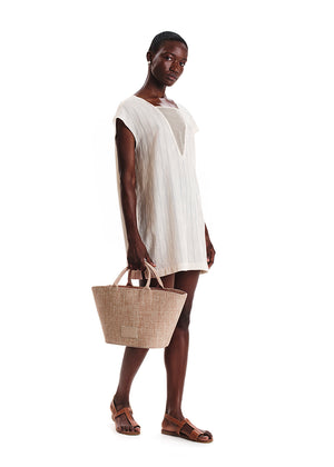 “Gondola” bag made of cotton blend rattan combined with cotton striped poplin. It has drawstring on the top to close and secure the bag while on the inside it has two pockets