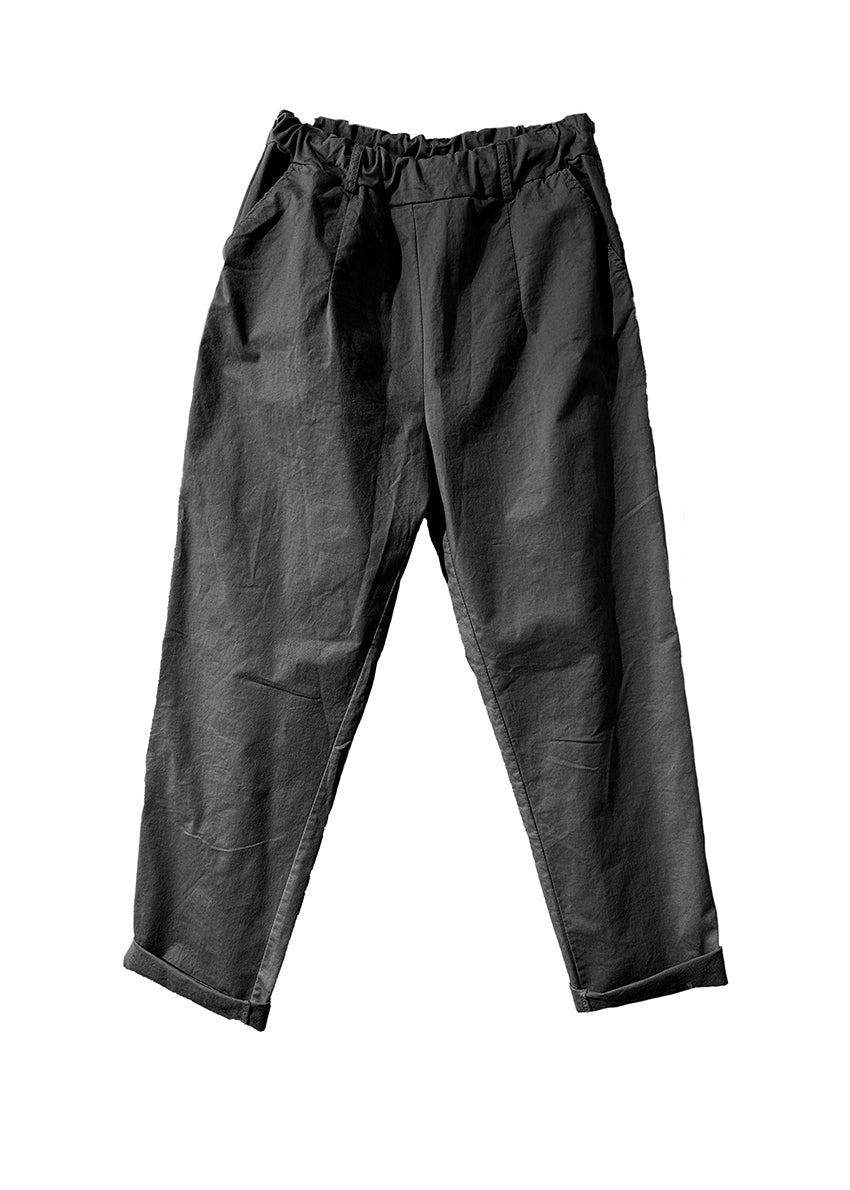 Trousers made of crepe elasticated cotton. Adjustable waist comfort, the elasticated waistband and the belt loops, while the balloon shape expertly flatters fuller thighs.