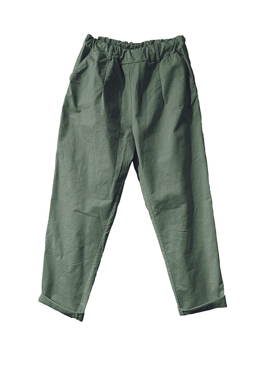 Trousers made of crepe elasticated cotton. Adjustable waist comfort, the elasticated waistband and the belt loops, while the balloon shape expertly flatters fuller thighs.