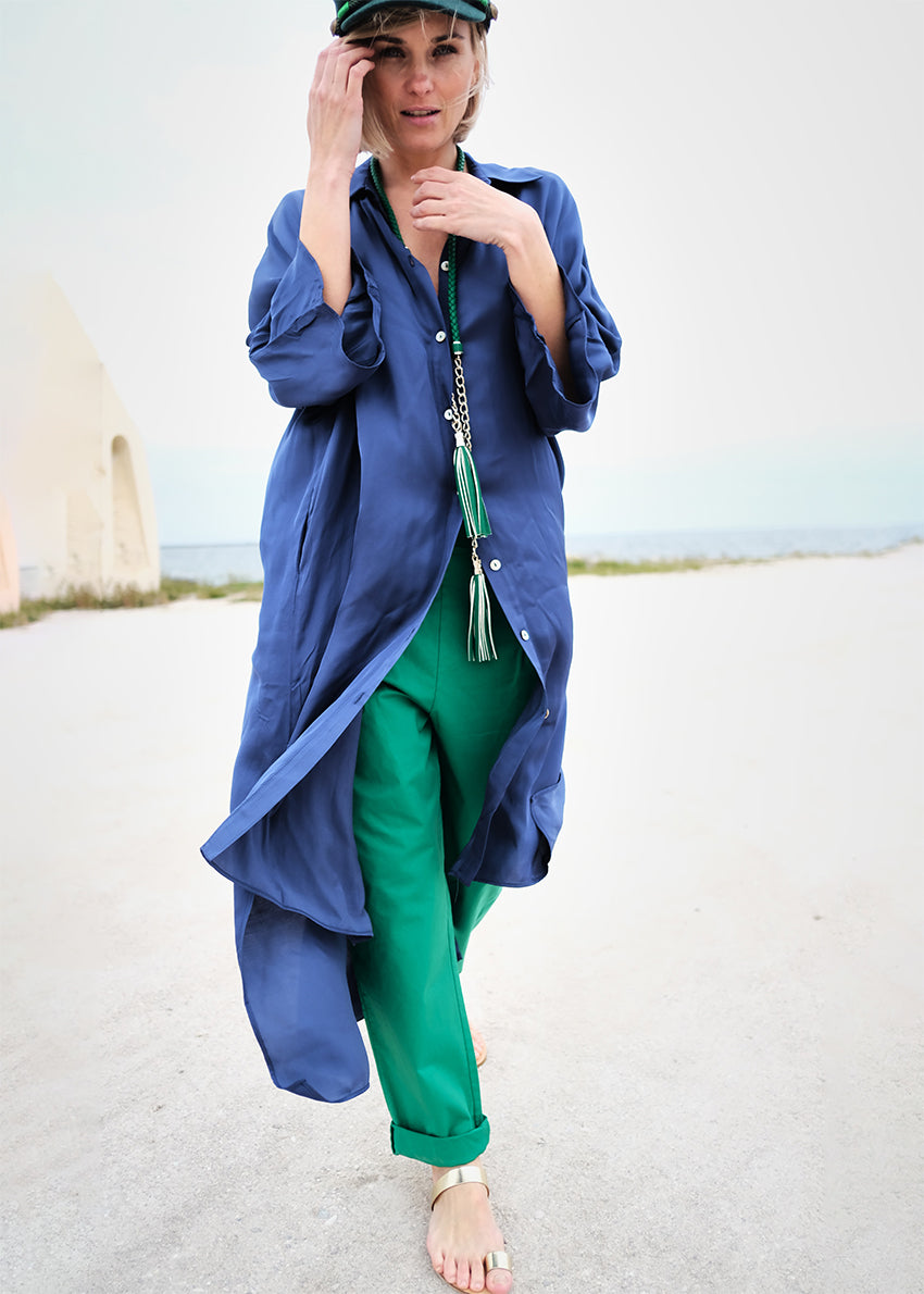 Trousers made of crepe elasticated cotton. Adjustable waist comfort, the elasticated waistband and the belt loops, while the balloon shape expertly flatters fuller thighs.