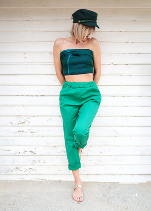 Trousers made of crepe elasticated cotton. Adjustable waist comfort, the elasticated waistband and the belt loops, while the balloon shape expertly flatters fuller thighs.