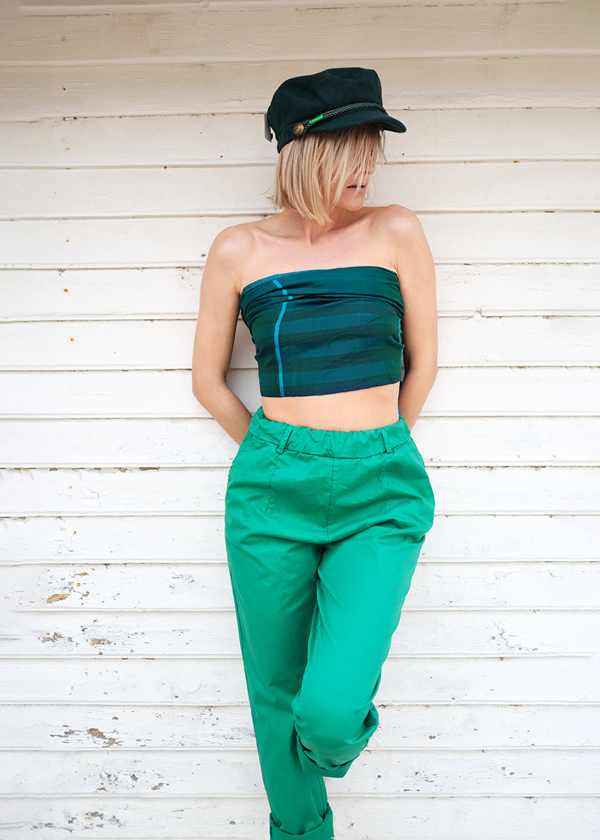 Trousers made of crepe elasticated cotton. Adjustable waist comfort, the elasticated waistband and the belt loops, while the balloon shape expertly flatters fuller thighs.