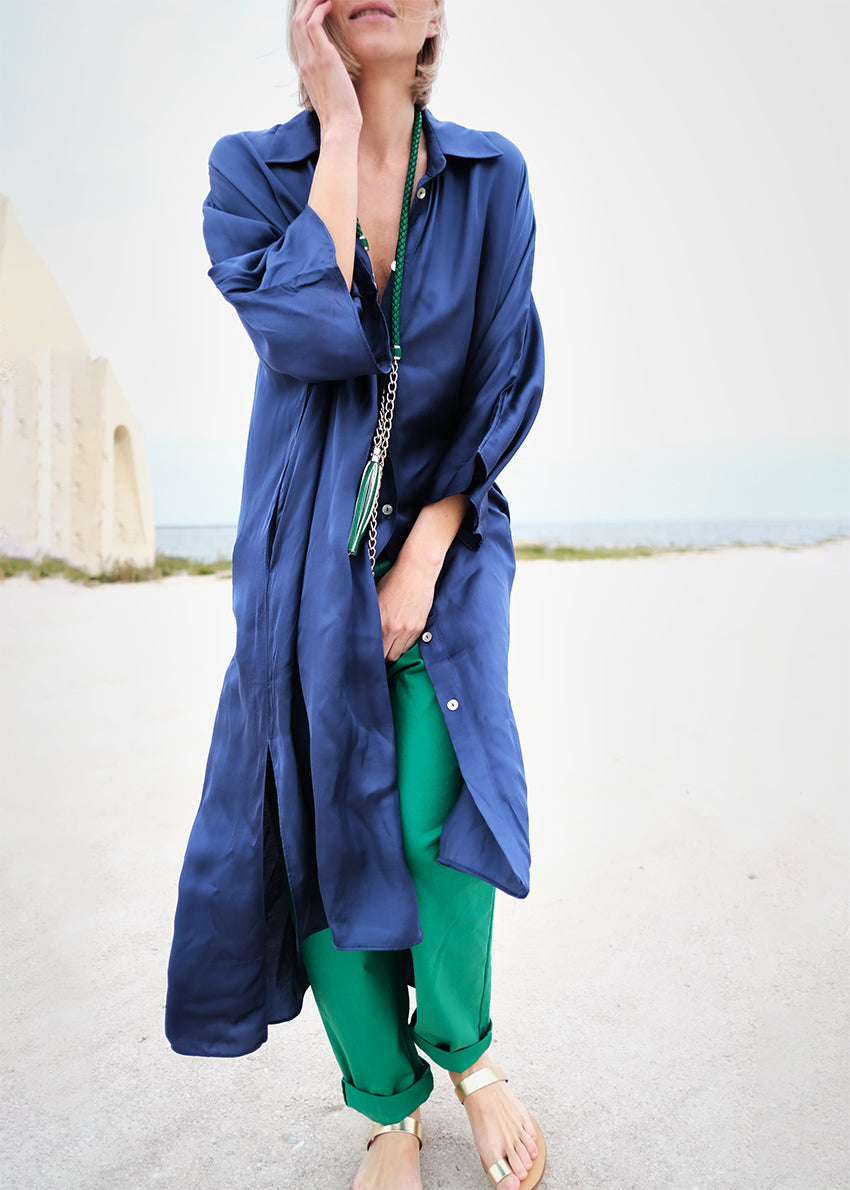 Trousers made of crepe elasticated cotton. Adjustable waist comfort, the elasticated waistband and the belt loops, while the balloon shape expertly flatters fuller thighs.