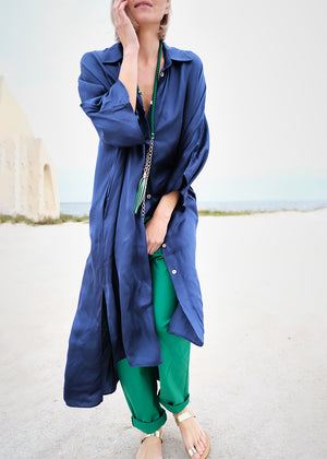 Trousers made of crepe elasticated cotton. Adjustable waist comfort, the elasticated waistband and the belt loops, while the balloon shape expertly flatters fuller thighs.