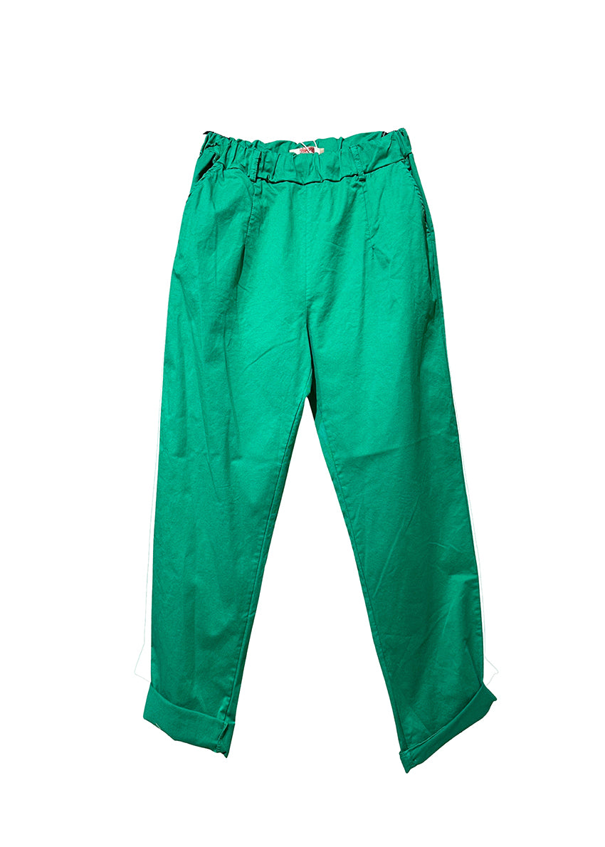 Trousers made of crepe elasticated cotton. Adjustable waist comfort, the elasticated waistband and the belt loops, while the balloon shape expertly flatters fuller thighs.