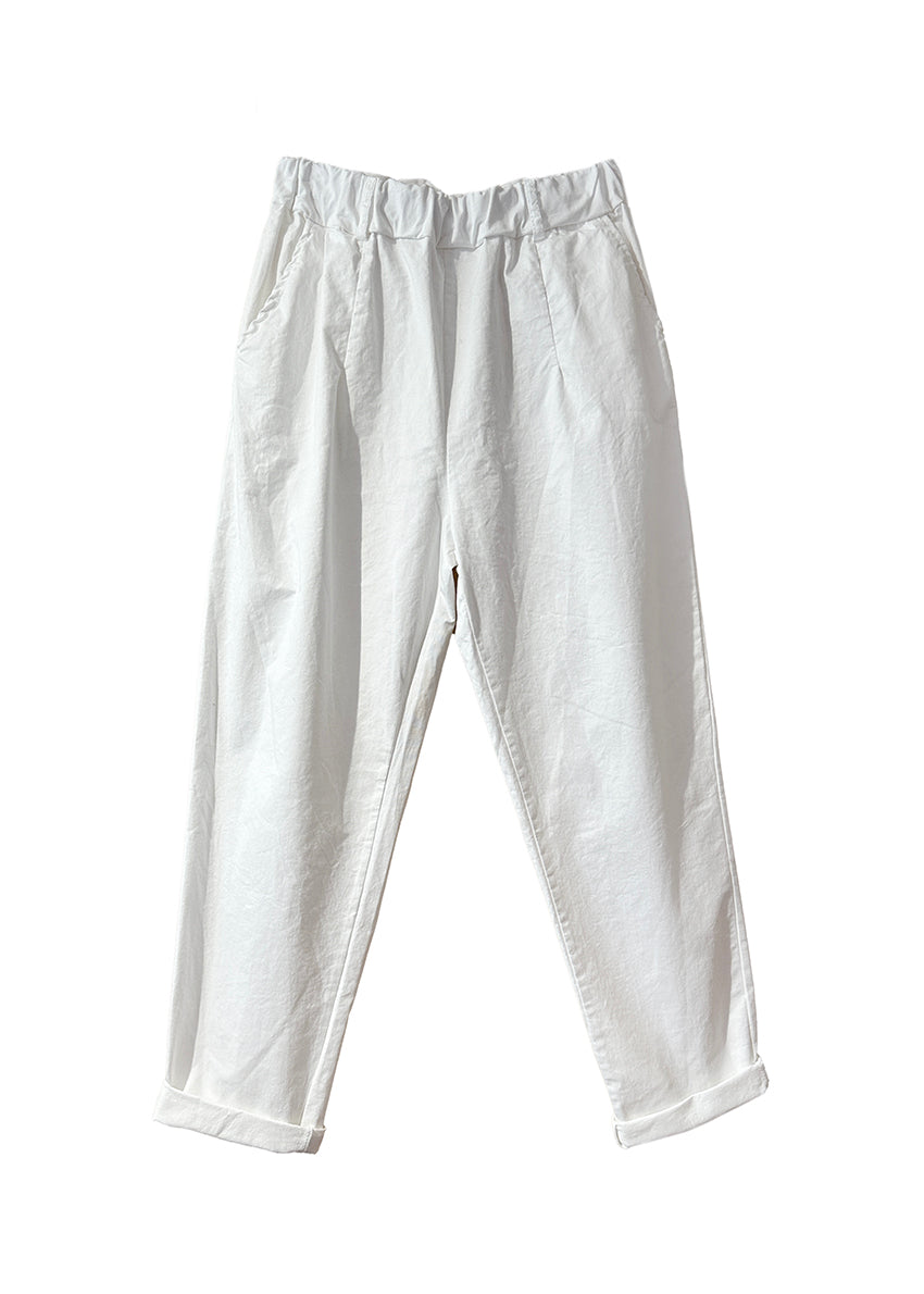 Trousers made of crepe elasticated cotton. Adjustable waist comfort, the elasticated waistband and the belt loops, while the balloon shape expertly flatters fuller thighs.