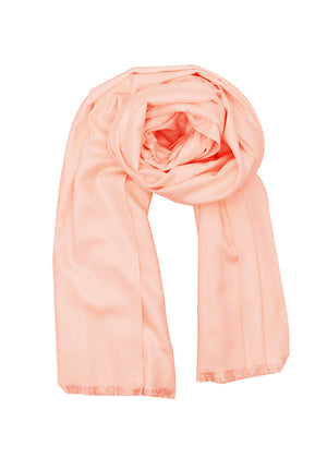 Wrap yourself in the effortless elegance of this sophisticated scarf, a marvellous blend of exquisite materials. Cotton provides lightness and breathability, while wool brings a comforting warmth. Silk, adds a touch of luxury to the design.