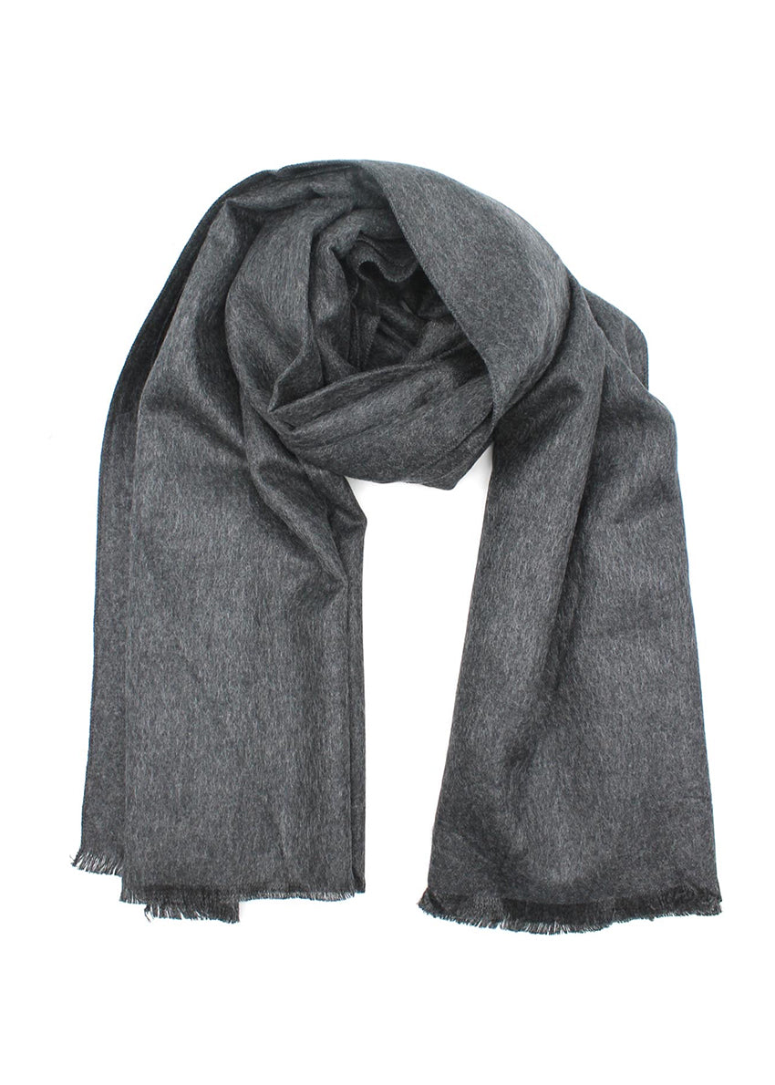 Wrap yourself in the effortless elegance of this sophisticated grey scarf, a marvellous blend of exquisite materials. Cotton provides lightness and breathability, while wool brings a comforting warmth. Silk, adds a touch of luxury to the design.