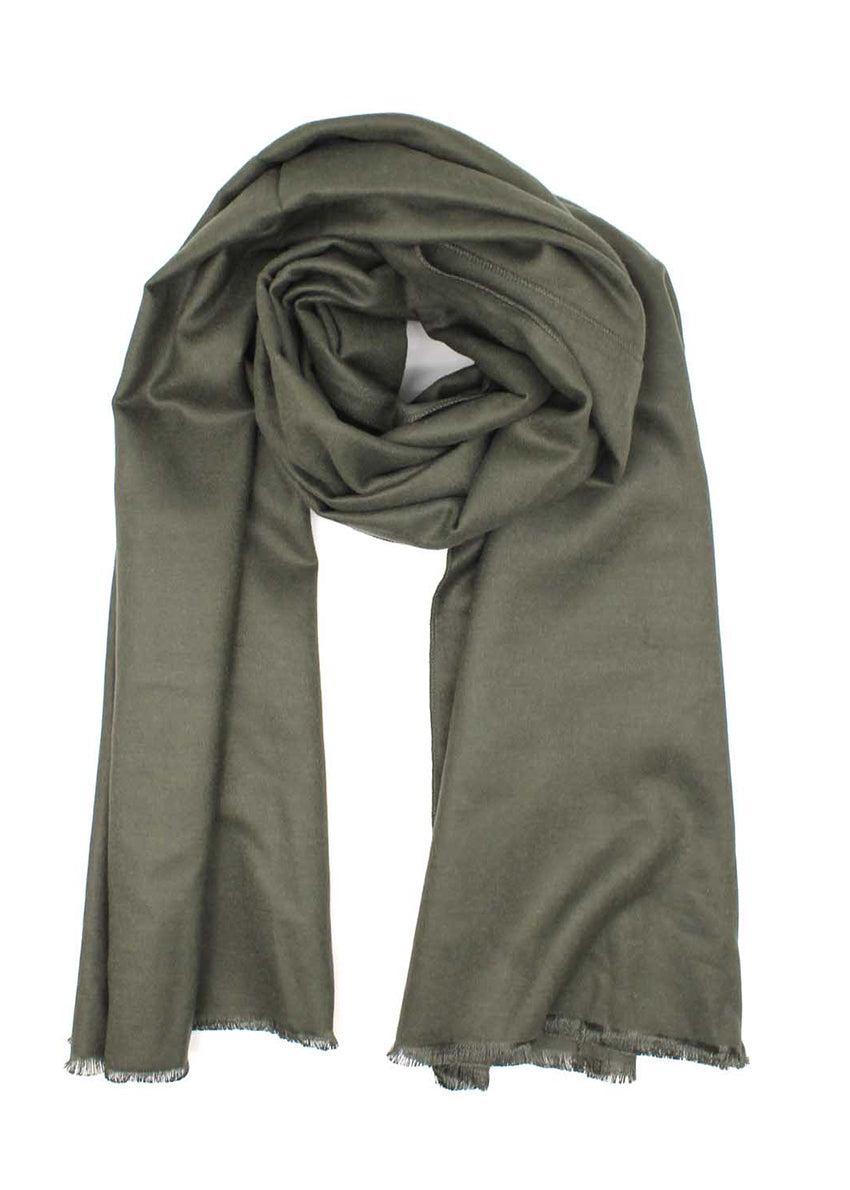 Wrap yourself in the effortless elegance of this sophisticated green scarf, a marvellous blend of exquisite materials. Cotton provides lightness and breathability, while wool brings a comforting warmth. Silk, adds a touch of luxury to the design.