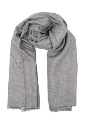 Wrap yourself in the effortless elegance of this sophisticated grey scarf, a marvellous blend of exquisite materials. Cotton provides lightness and breathability, while wool brings a comforting warmth. Silk, adds a touch of luxury to the design.