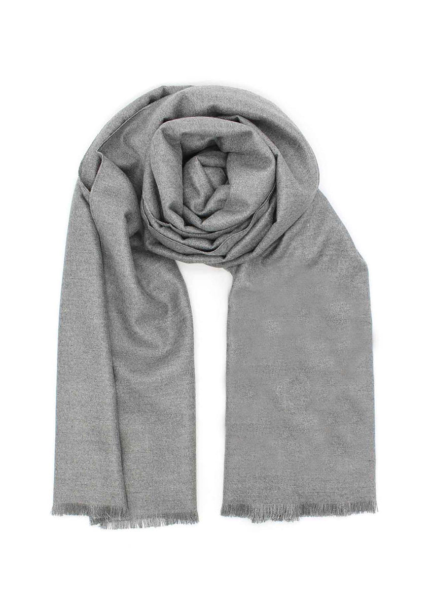 Wrap yourself in the effortless elegance of this sophisticated grey scarf, a marvellous blend of exquisite materials. Cotton provides lightness and breathability, while wool brings a comforting warmth. Silk, adds a touch of luxury to the design.