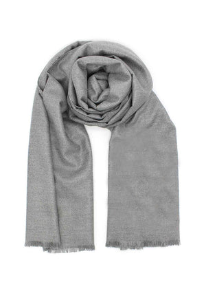 Wrap yourself in the effortless elegance of this sophisticated grey scarf, a marvellous blend of exquisite materials. Cotton provides lightness and breathability, while wool brings a comforting warmth. Silk, adds a touch of luxury to the design.