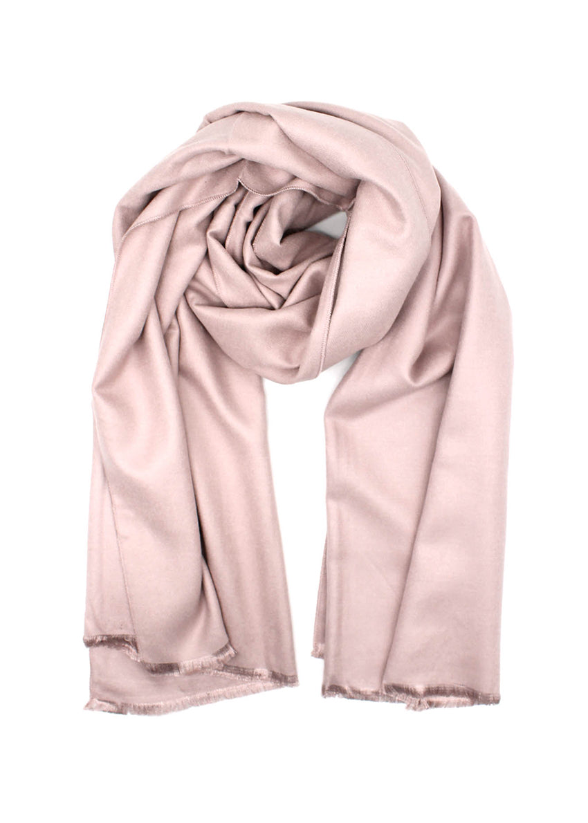 Wrap yourself in the effortless elegance of this sophisticated pink scarf, a marvellous blend of exquisite materials. Cotton provides lightness and breathability, while wool brings a comforting warmth. Silk, adds a touch of luxury to the design.