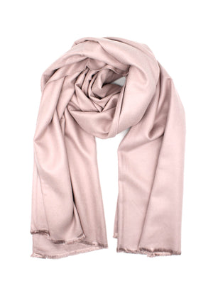 Wrap yourself in the effortless elegance of this sophisticated pink scarf, a marvellous blend of exquisite materials. Cotton provides lightness and breathability, while wool brings a comforting warmth. Silk, adds a touch of luxury to the design.
