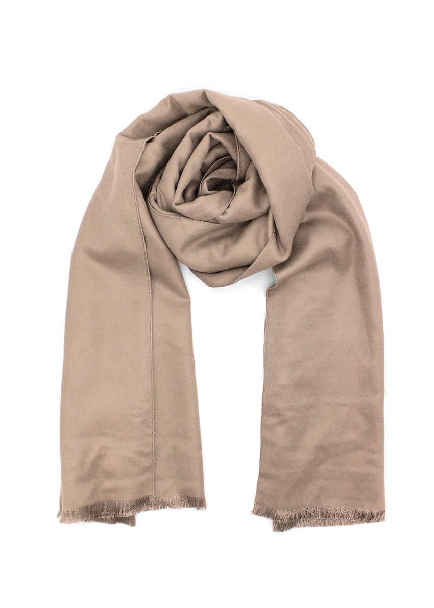 Wrap yourself in the effortless elegance of this sophisticated rose brown scarf, a marvellous blend of exquisite materials. Cotton provides lightness and breathability, while wool brings a comforting warmth. Silk, adds a touch of luxury to the design.