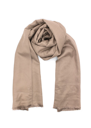 Wrap yourself in the effortless elegance of this sophisticated rose brown scarf, a marvellous blend of exquisite materials. Cotton provides lightness and breathability, while wool brings a comforting warmth. Silk, adds a touch of luxury to the design.