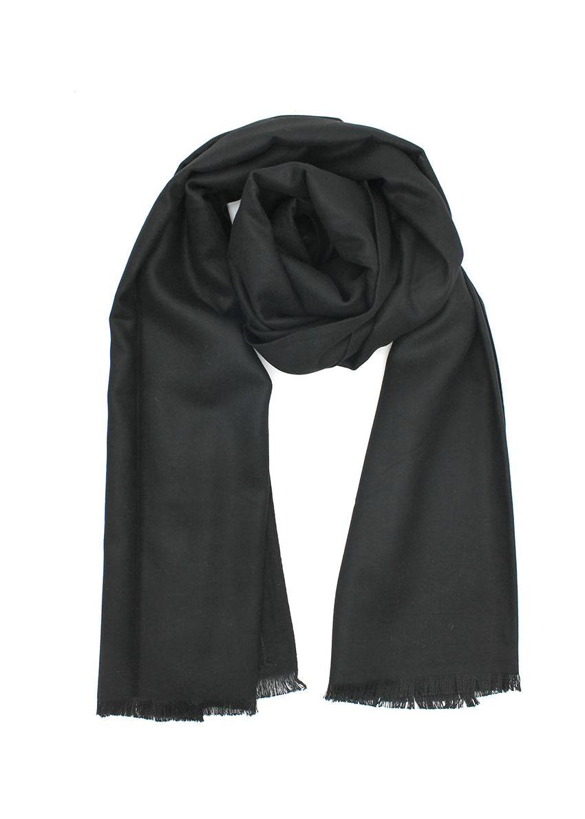Wrap yourself in the effortless elegance of this sophisticated scarf, a marvellous blend of exquisite materials. Cotton provides lightness and breathability, while wool brings a comforting warmth. Silk, adds a touch of luxury to the design.