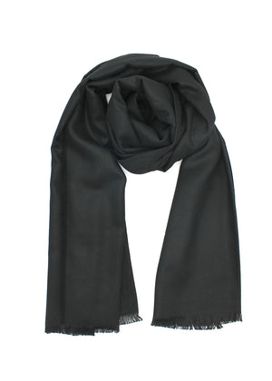 Wrap yourself in the effortless elegance of this sophisticated scarf, a marvellous blend of exquisite materials. Cotton provides lightness and breathability, while wool brings a comforting warmth. Silk, adds a touch of luxury to the design.