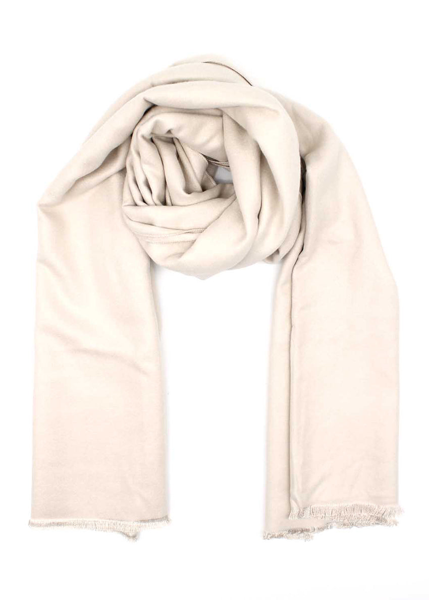 Wrap yourself in the effortless elegance of this sophisticated white scarf, a marvellous blend of exquisite materials. Cotton provides lightness and breathability, while wool brings a comforting warmth. Silk, adds a touch of luxury to the design.
