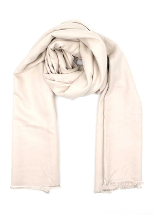 Wrap yourself in the effortless elegance of this sophisticated white scarf, a marvellous blend of exquisite materials. Cotton provides lightness and breathability, while wool brings a comforting warmth. Silk, adds a touch of luxury to the design.