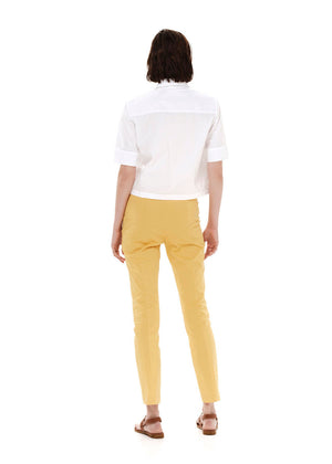 High waisted fitted trousers with a side zipper made of light cotton gabardine.It features a side zipper and creates a structured silhouette