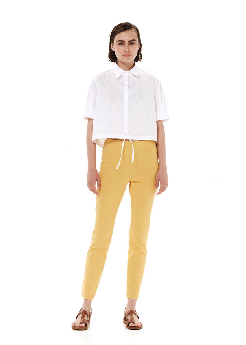 High waisted fitted trousers with a side zipper made of light cotton gabardine.It features a side zipper and creates a structured silhouette