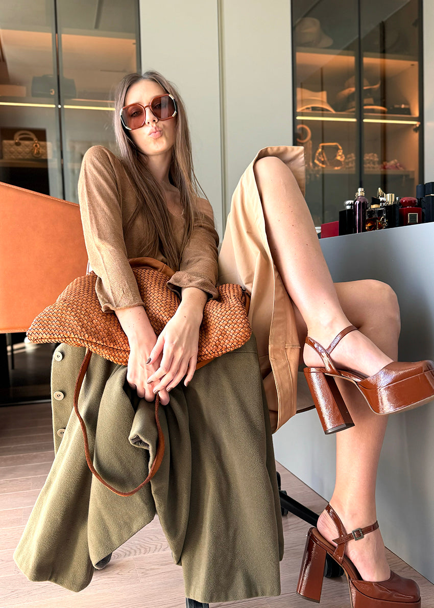 Hop Bag - Large leather tote with internal metallic zip fastening, zipped pocket, extra handle, and cotton lining. Dimensions: H30cm x L47cm