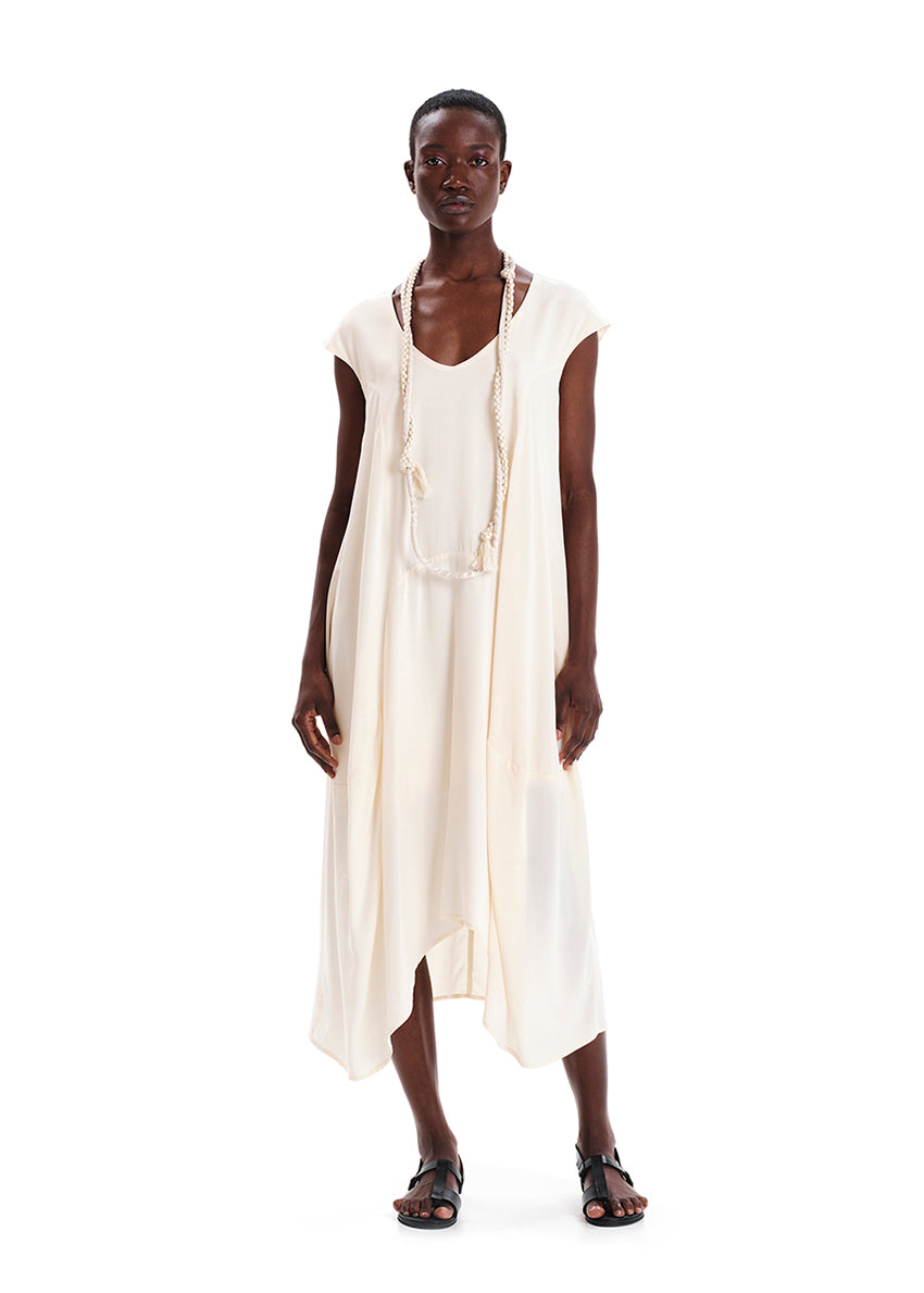 Long necklace made of cotton fabric with inner cord. A unique summer accessory whose fringes and length add a touch of style to every outfit.