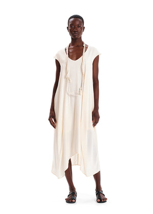 Long necklace made of cotton fabric with inner cord. A unique summer accessory whose fringes and length add a touch of style to every outfit.