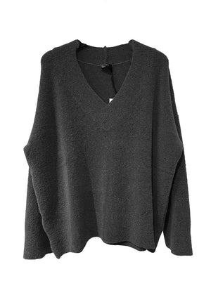 Wide knitted black top, with a V rib neckline and ribbed cuffs, made of fluffy blended wool yarn.