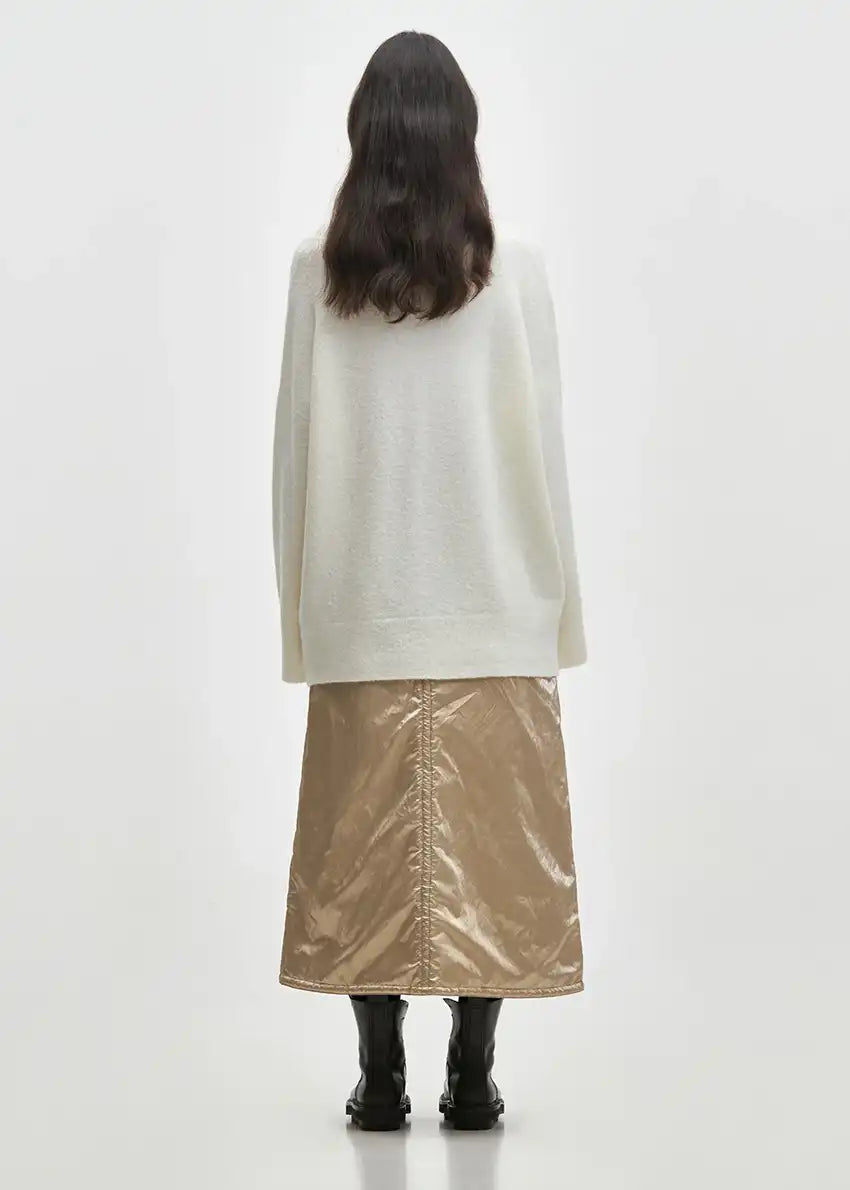 Wide knitted white top, with a V rib neckline and ribbed cuffs, made of fluffy blended wool yarn.