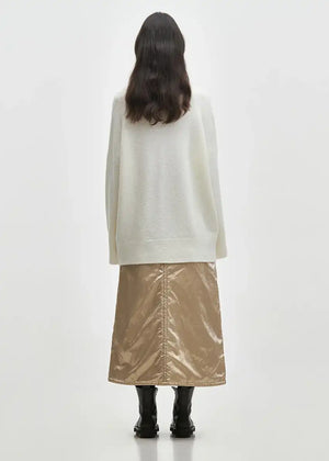 Wide knitted white top, with a V rib neckline and ribbed cuffs, made of fluffy blended wool yarn.