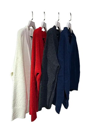 Wide knitted top, with a V rib neckline and ribbed cuffs, made of fluffy blended wool yarn.