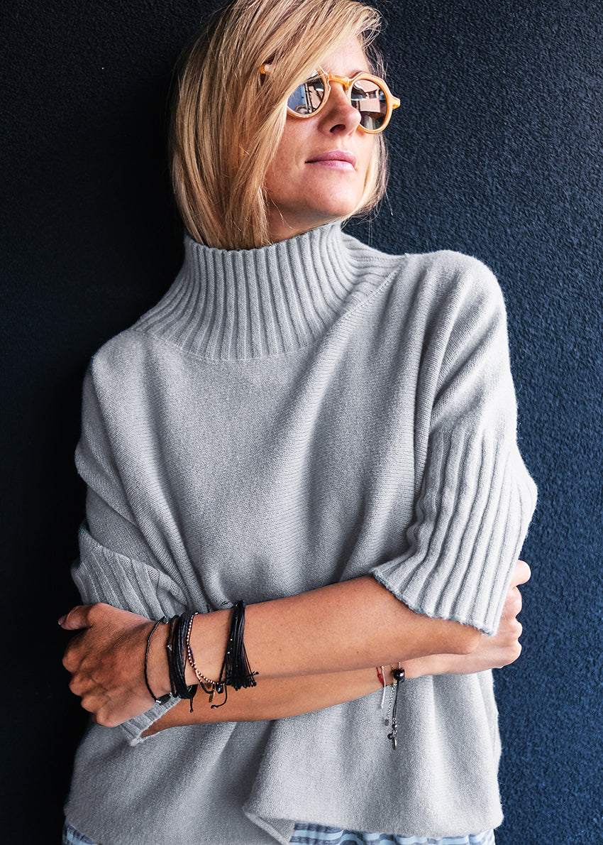 A very simple sweater with ribbed sleeves texture and turtle neck, the vertical ribs makes it classy and comfortable. Very easy to wear, medium length, this sweater is for intermediate spring/ autumn days.