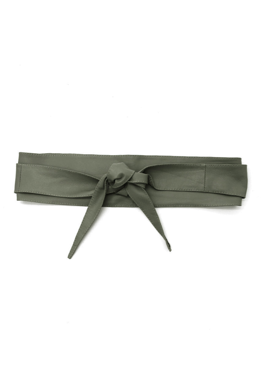 Tie it your way—this dark olive green leather belt adapts to your mood with five distinct styling options: ocho, bow, rosette, twist, or classic knot. Slip it on, wrap it around, and let your personal flair take the lead.