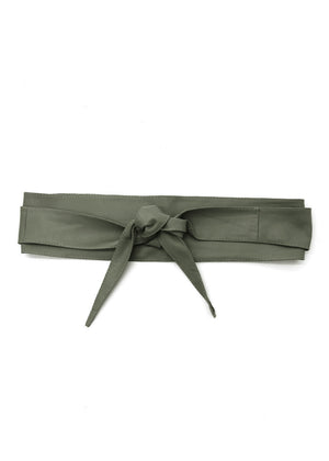 Tie it your way—this dark olive green leather belt adapts to your mood with five distinct styling options: ocho, bow, rosette, twist, or classic knot. Slip it on, wrap it around, and let your personal flair take the lead.
