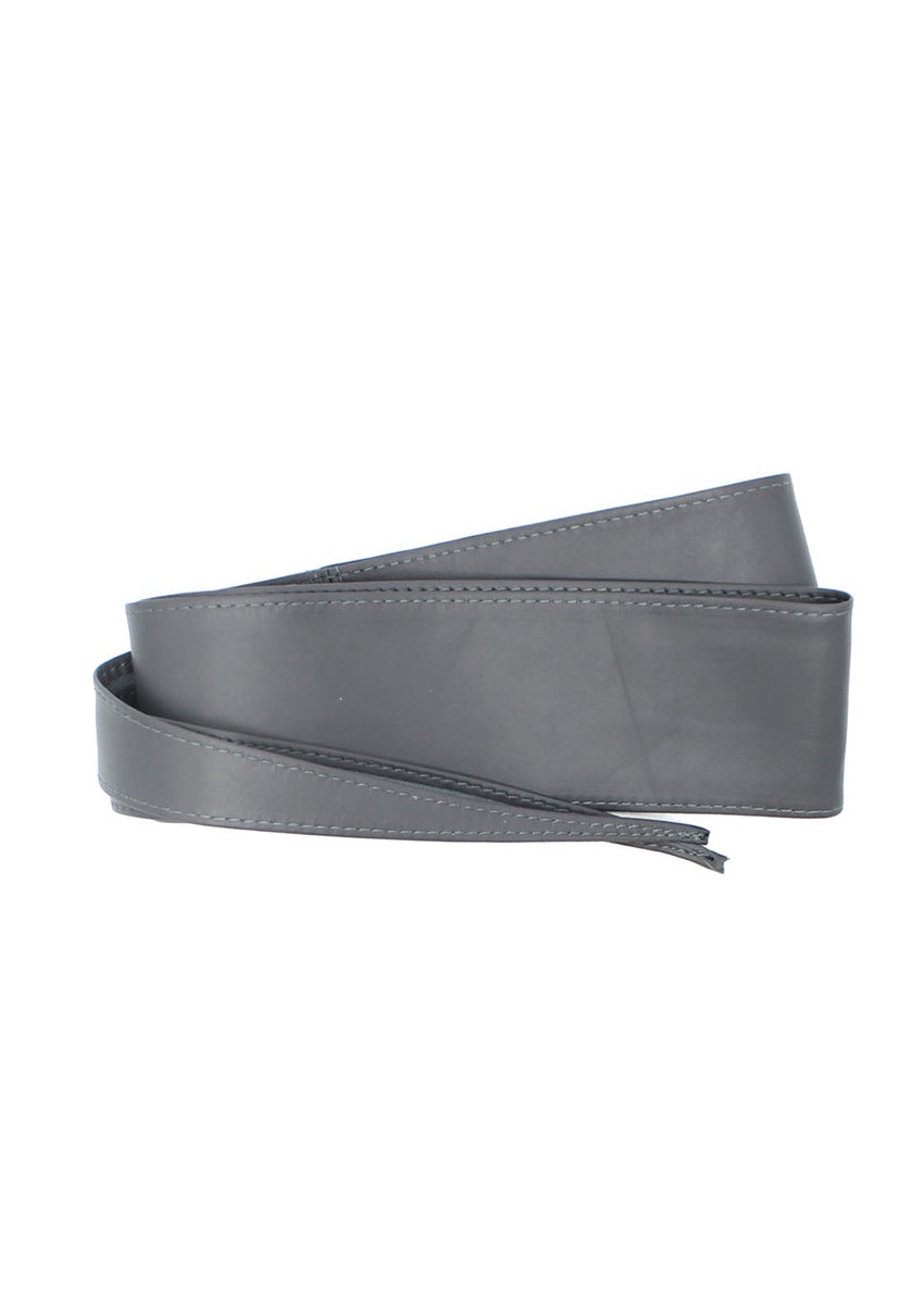 Tie it your way—this grey leather belt adapts to your mood with five distinct styling options: ocho, bow, rosette, twist, or classic knot. Slip it on, wrap it around, and let your personal flair take the lead.