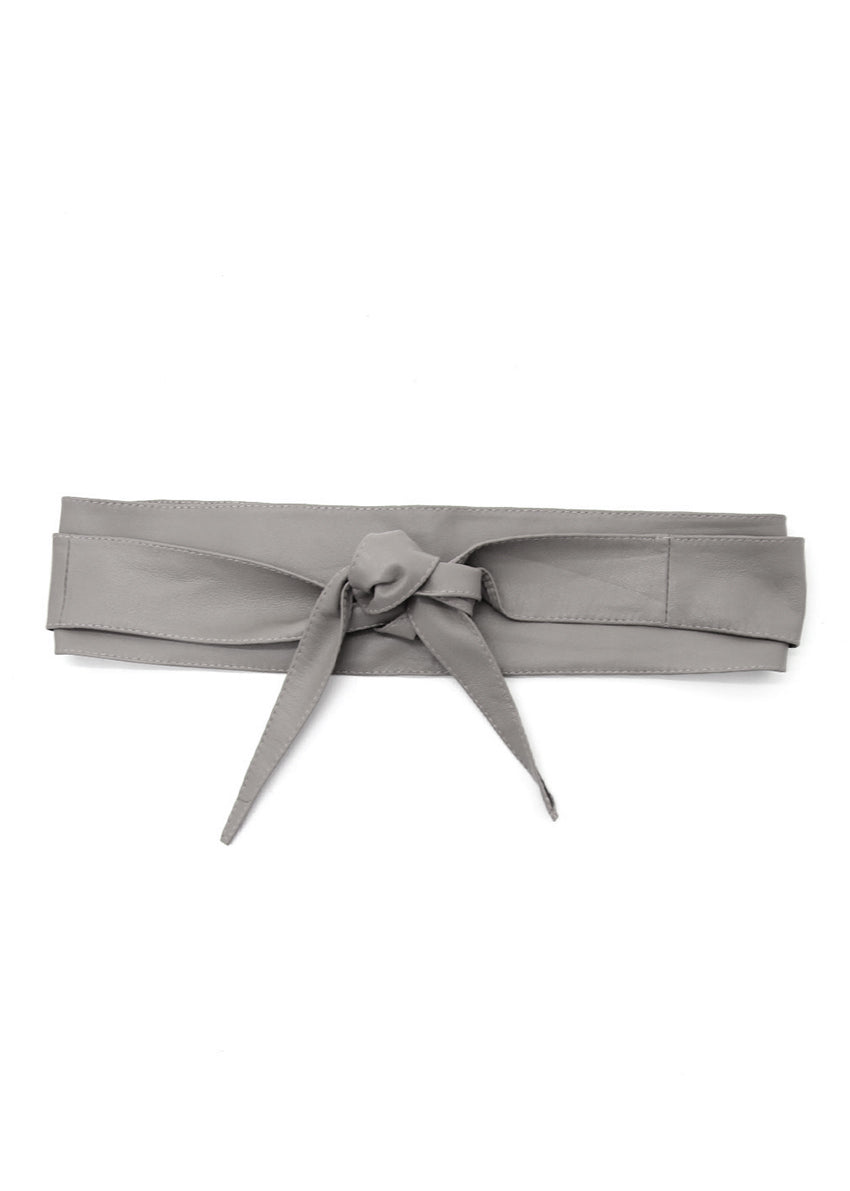 Tie it your way—this light grey leather belt adapts to your mood with five distinct styling options: ocho, bow, rosette, twist, or classic knot. Slip it on, wrap it around, and let your personal flair take the lead.