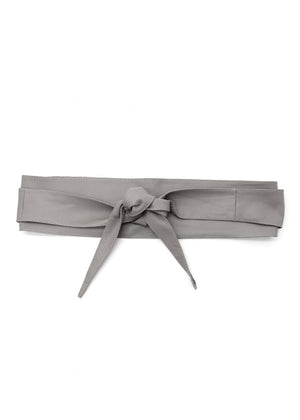 Tie it your way—this light grey leather belt adapts to your mood with five distinct styling options: ocho, bow, rosette, twist, or classic knot. Slip it on, wrap it around, and let your personal flair take the lead.
