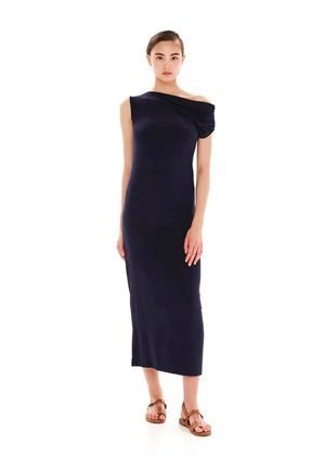 Midi one – shoulder dress made of bamboo jersey in a straight fit and features draping on the shoulder. A soft dress with standout details for appearances that won’t go unnoticed.