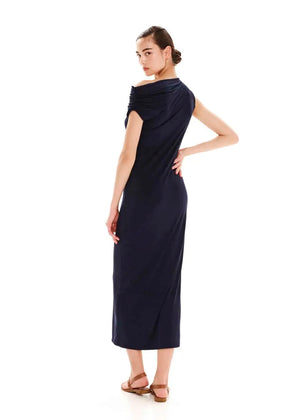 Midi one – shoulder dress made of bamboo jersey in a straight fit and features draping on the shoulder. A soft dress with standout details for appearances that won’t go unnoticed.