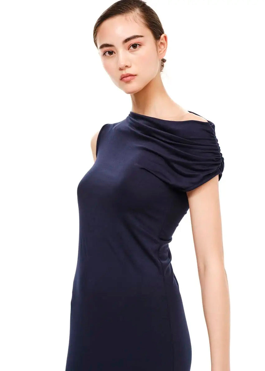 Midi one – shoulder dress made of bamboo jersey in a straight fit and features draping on the shoulder. A soft dress with standout details for appearances that won’t go unnoticed.