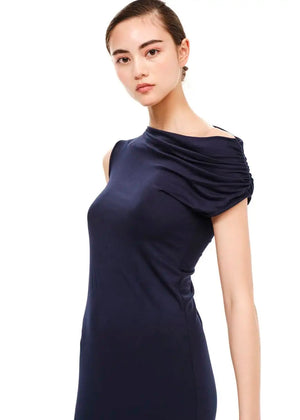 Midi one – shoulder dress made of bamboo jersey in a straight fit and features draping on the shoulder. A soft dress with standout details for appearances that won’t go unnoticed.