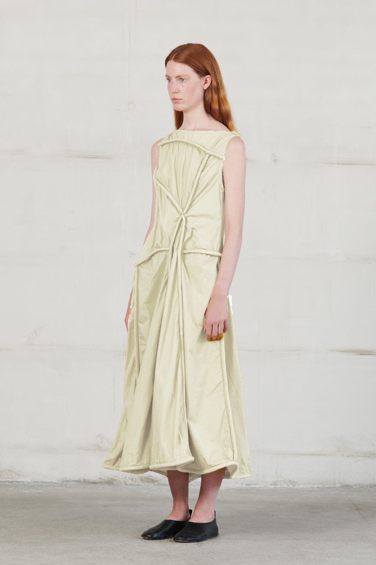 Sleeveless, long dress with round neck. Made of soft printed cotton poplin, MAGNITUD is uniquely designed with diagonal tunnels across its entire surface and loops on its left side and side zipper.