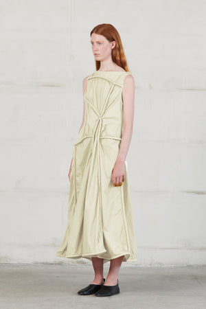 Sleeveless, long dress with round neck. Made of soft printed cotton poplin, MAGNITUD is uniquely designed with diagonal tunnels across its entire surface and loops on its left side and side zipper.