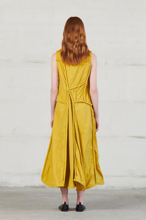 Sleeveless, long dress with round neck. Made of soft printed cotton poplin, MAGNITUD is uniquely designed with diagonal tunnels across its entire surface and loops on its left side and side zipper.