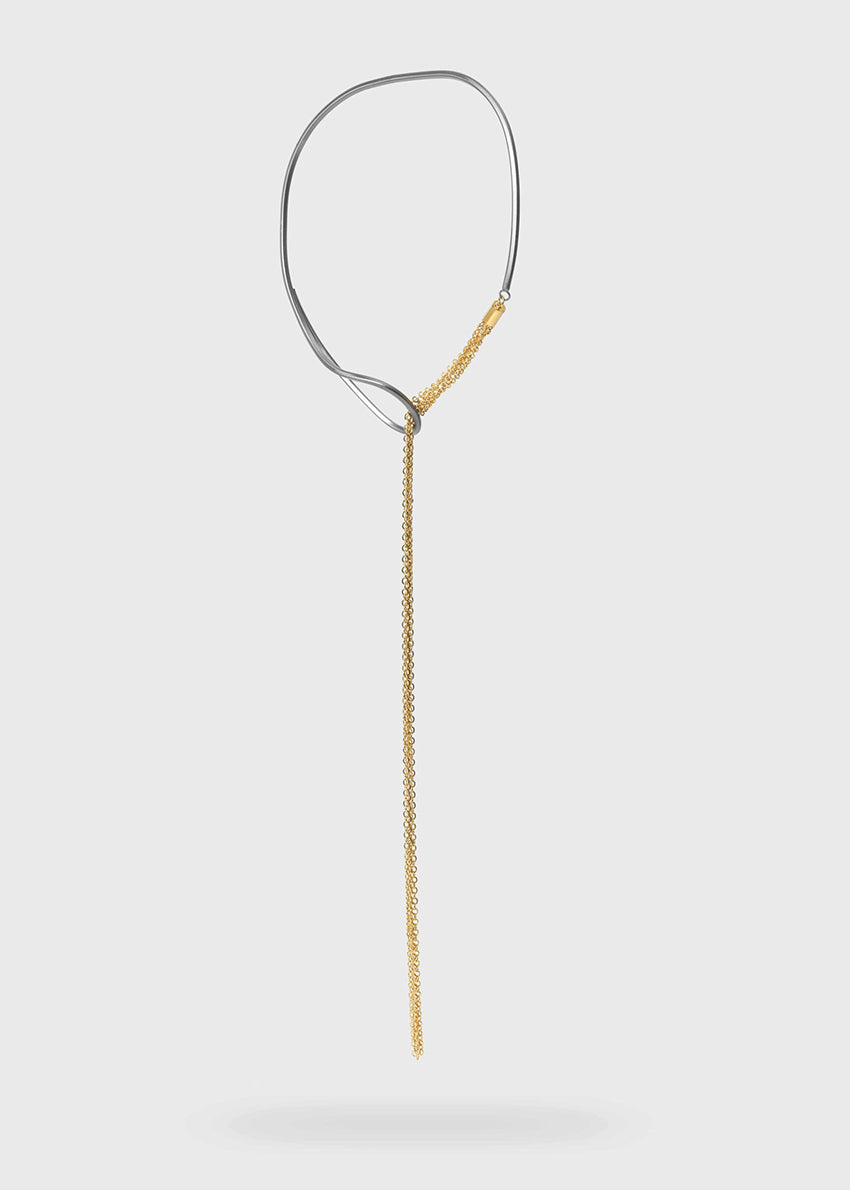 The epitome of modern elegance. A thin, metallic rod with inspired curves coexists with a delicate chain in a piece of jewellery that impresses with its ingenious design. Modern finesse in a necklace that adds glow and sophistication to the look. 